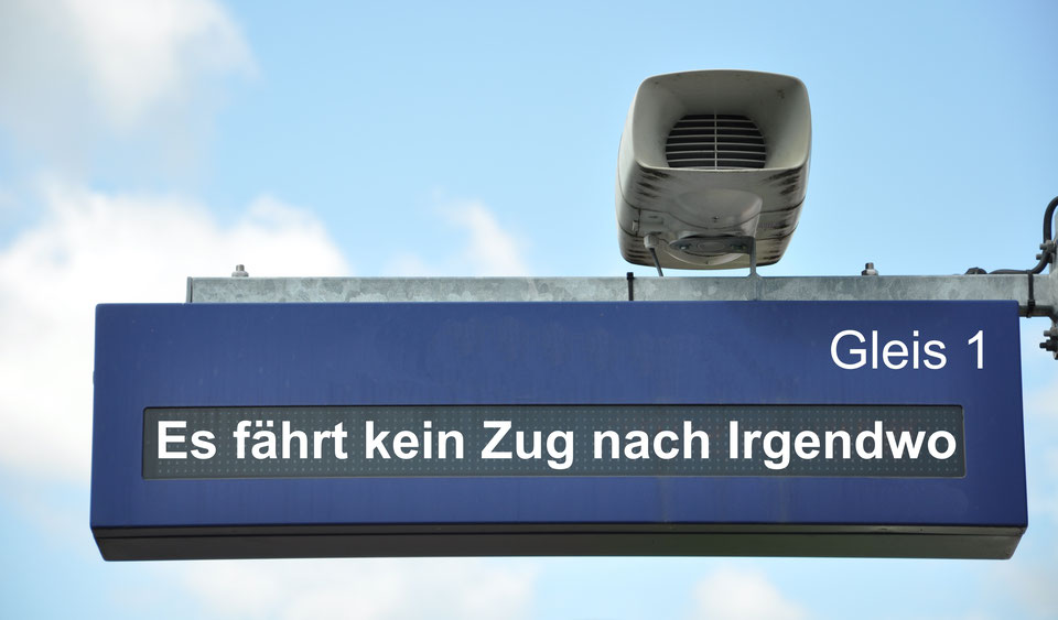 bahnhofs anzeigetafel mit der aufschrift es fährt kein zug nach irgendwo